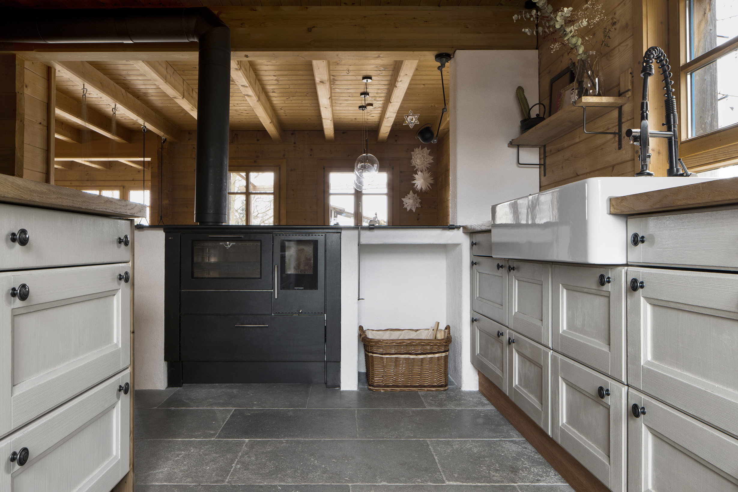 Küche mit antik Naturstein burgunder platten
