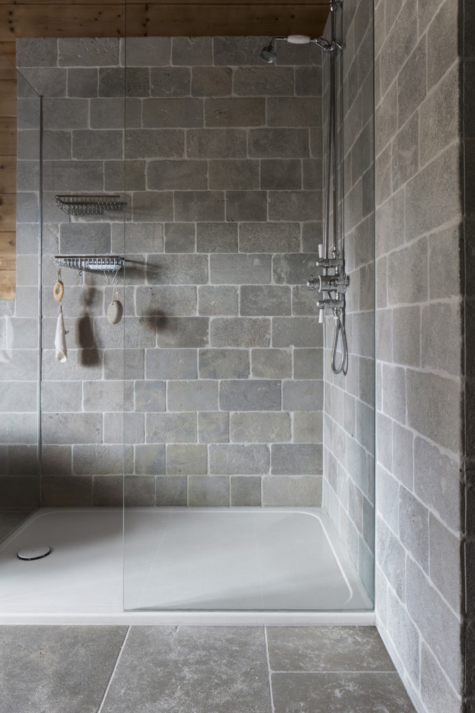 Badezimmer und Dusche mit antik Naturstein burgunder platten