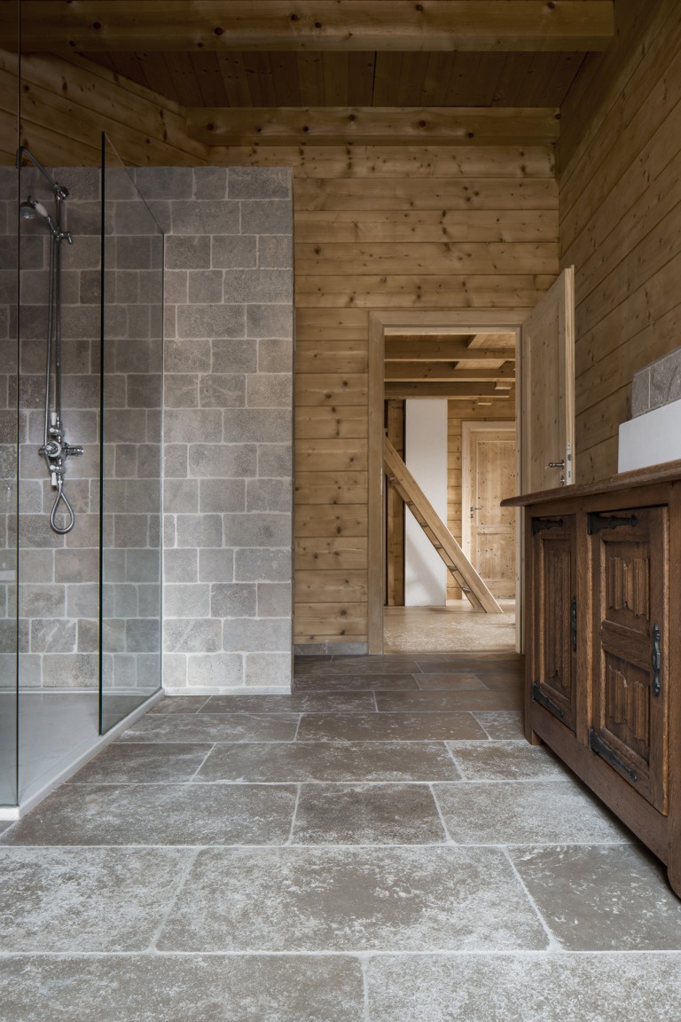 Badezimmer mit antik Naturstein burgunder platten